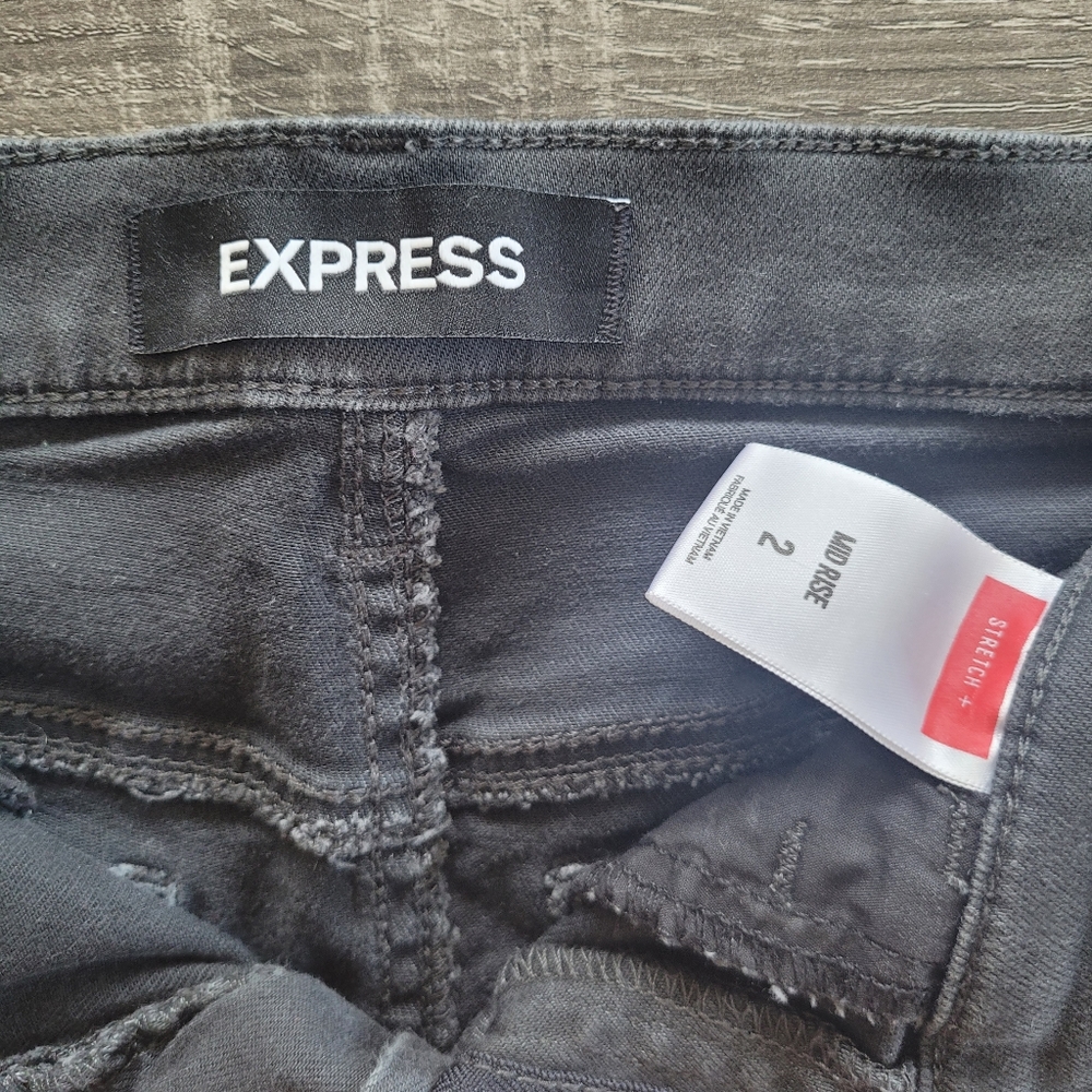 Express Stretch+ Mid Rise Shorts - Picture 3 of 4